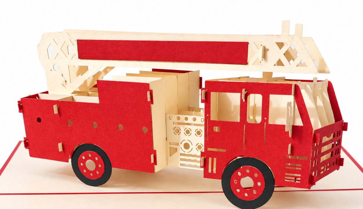 Paloauto 3D pop-up-kortti – palomiehelle ja pienelle pelastajalle – kuva 3