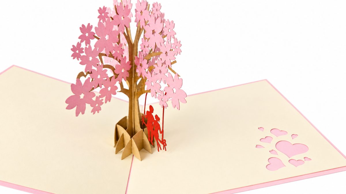 Rakastavaiset kirsikkapuun keinussa 3D pop-up-kortti – rakkauskortti vuosipäiväksi – kuva 4