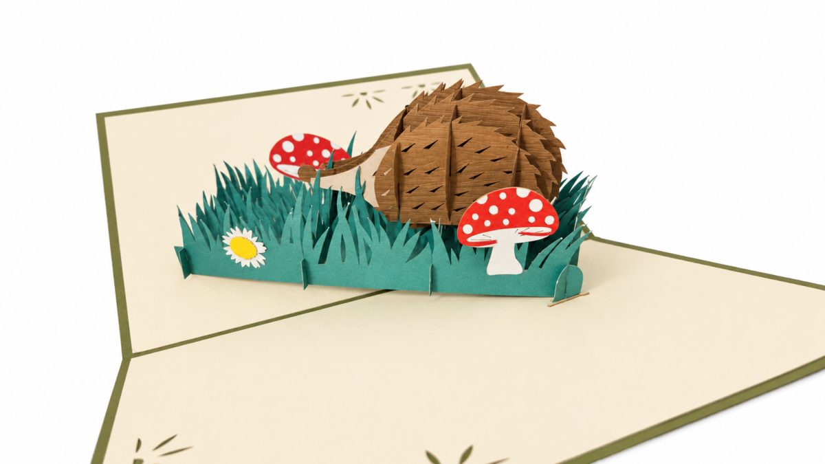 Siili ja kärpässienet 3D pop-up-kortti – syntymäpäivään ja eläinten ystävälle – kuva 3